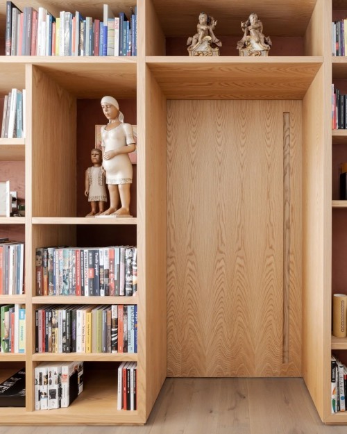 Дверь из дерева со шпоном встроенная в шкаф