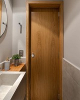 Деревянная дверь в туалет