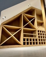 Шкаф для вина из дерева под лестницей